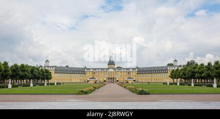 Karlsruhe, Deutschland - 28. Aug 2021: Panoramablick auf das Schloss Karlsruhe. Stockfoto