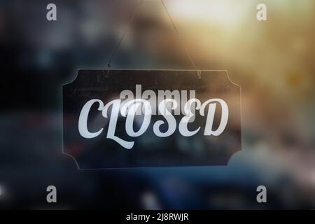 Das Schild schloss sich an der Tür eines Straßencafés, hinter Glas Stockfoto