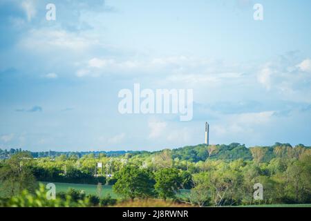 Blick auf den Sonnenuntergang auf die britische Landschaft in der Nähe von Northampton mit dem National Lift Tower Stockfoto