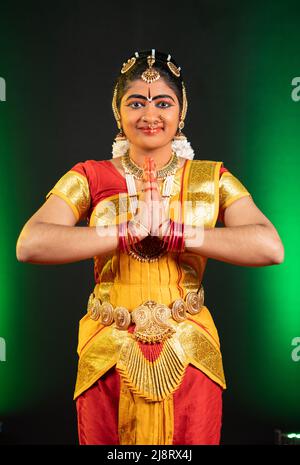 Portrait der indischen bharatanatyam Tänzerin Begrüßung durch namaste durch Blick auf Kamera - Konzept der traditionellen Künstler, klassischen Tanz und Stockfoto