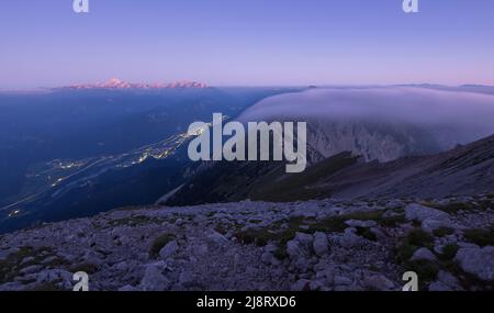 Dämmerung vor Sonnenaufgang über Triglav in den Julischen Alpen Stockfoto