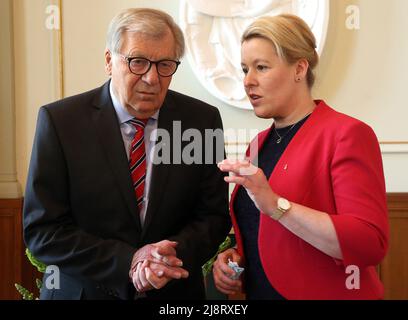 Berlin, Deutschland. 18.. Mai 2022. Franziska Giffey (SPD), Regierende Bürgermeisterin von Berlin, spricht zu Beginn eines Empfangs im Roten Rathaus mit Eberhard Diepgen (CDU), dem ehemaligen Regierenden Bürgermeister. Anlässlich des 80.. Geburtstages von Diepgen am 13. November 2021 fand eine Veranstaltung am Regierungssitz des Senats statt. Quelle: Wolfgang Kumm/dpa/Alamy Live News Stockfoto