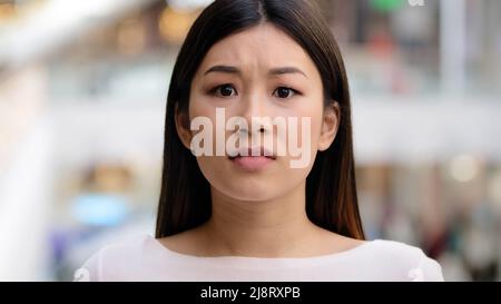 Nahaufnahme weibliches emotionales Gesicht Asiang Mädchen schockiert stressige Frau Modell verängstigt Dame Angst Horror Ekel Schock Angst unangenehme schlechte Nachrichten unexpe Stockfoto