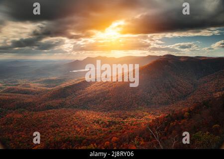 Table Rock State Park, South Carolina, USA bei Sonnenuntergang im Herbst. Stockfoto