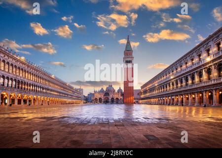 Venedig, Italien auf dem Markusplatz mit der Basilika und dem Glockenturm in der Dämmerung. Stockfoto
