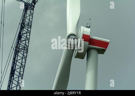 Montage einer neuen Windturbine in der Eifelregion in Deutschland mit einer Gesamthöhe von 280 m. Stockfoto