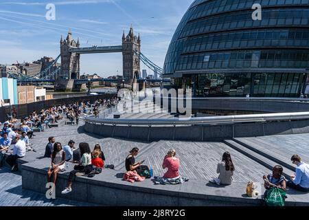 London, 18. Mai 2022. Stadtarbeiter entspannen sich in der Frühlingssonne zur Mittagszeit bei der Schaufel am London Riverside, nachdem am Dienstag der heißeste Tag des Jahres festgelegt wurde und das warme Wetter in London und im Südosten Englands anhalten wird, amer ghazzal/Alamy Live News Stockfoto