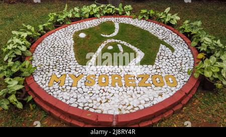 Mosaik des Logos des Mysore Zoos am Eingang. Auch bekannt als Sri Chamarajendra Zoologische Gärten, Mysuru, Karnataka, Indien Stockfoto