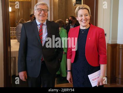 Berlin, Deutschland. 18.. Mai 2022. Franziska Giffey (SPD), Regierende Bürgermeisterin von Berlin, spricht zu Beginn eines Empfangs im Roten Rathaus mit Eberhard Diepgen (CDU), dem ehemaligen Regierenden Bürgermeister. Anlässlich des 80.. Geburtstages von Diepgen am 13. November 2021 fand eine Veranstaltung am Regierungssitz des Senats statt. Quelle: Wolfgang Kumm/dpa/Alamy Live News Stockfoto
