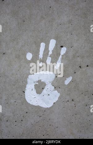 Handdruck auf Betonwand Hintergrund gemalt Stockfoto