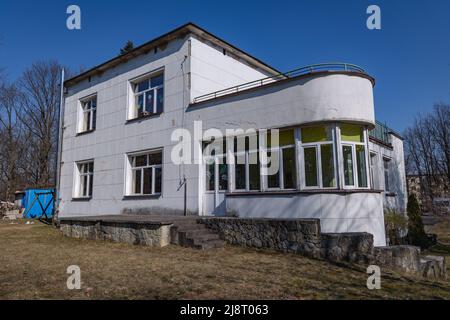 Modernistischer Stil die sogenannte Weiße Villa, auch Paulusowka genannt, neben der Munitionsfabrik in der Stadt Nowa Deba in der Woiwodschaft Subkarpaten in Polen Stockfoto