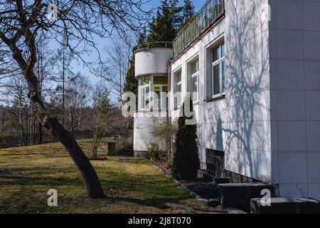 Modernistischer Stil die sogenannte Weiße Villa, auch Paulusowka genannt, neben der Munitionsfabrik in der Stadt Nowa Deba in der Woiwodschaft Subkarpaten in Polen Stockfoto