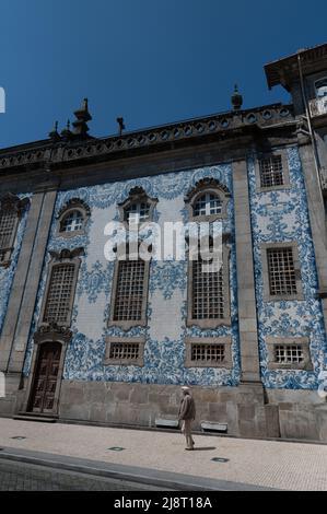 Porto, Portugal. 2022 Mai 4 . Schöne und alte geflieste Fassade der Capela das Almas Kirche in Porto, Portugal an einem sonnigen Tag im Sommer 2022. Stockfoto