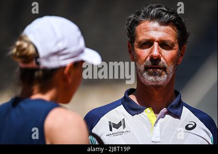 Paris, Frankreich. 18.. Mai 2022. Patrick MOURATOGLOU während einer Trainingseinheit von Roland-Garros 2022, French Open 2022, Grand Slam Tennisturnier am 18. Mai 2022 im Roland-Garros-Stadion in Paris, Frankreich - Foto Matthieu Mirville/DPPI Credit: DPPI Media/Alamy Live News Stockfoto