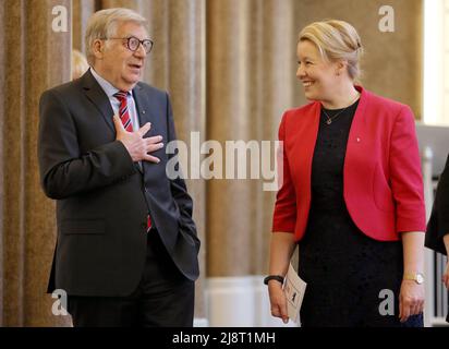 Berlin, Deutschland. 18.. Mai 2022. Franziska Giffey (SPD), Regierende Bürgermeisterin von berlin, spricht mit Eberhard Diepgen (CDU), dem ehemaligen Regierenden Bürgermeister, zu Beginn eines Empfangs im Roten Rathaus. Anlässlich des 80.. Geburtstages von Diepgen am 13. November 2021 fand eine Veranstaltung am Regierungssitz des Senats statt. Quelle: Wolfgang Kumm/dpa/Alamy Live News Stockfoto