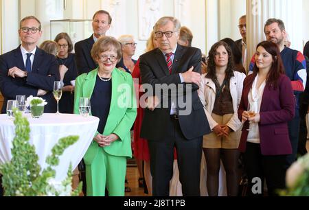 Berlin, Deutschland. 18.. Mai 2022. Eberhard Diepgen (CDU - M), ehemaliger Regierender Bürgermeister von berlin, und seine Frau Monika (l.) nehmen an einem Empfang im Roten Rathaus Teil. Anlässlich des 80.. Geburtstages von Diepgen am 13. November 2021 fand eine Veranstaltung am Regierungssitz des Senats statt. Links Michael Müller (SPD), ehemaliger Regierender Bürgermeister. Quelle: Wolfgang Kumm/dpa/Alamy Live News Stockfoto