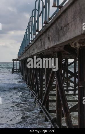 Alte, verlassene Anlegestelle, die über dem Meer verrottet Stockfoto