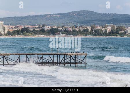 Alte, verlassene Anlegestelle, die über dem Meer verrottet Stockfoto