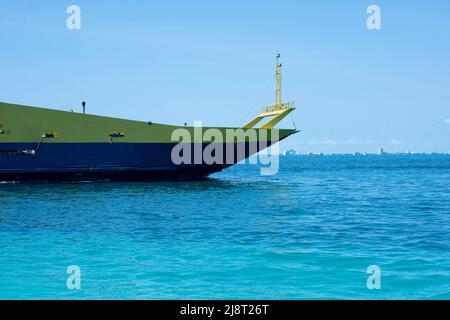 Blick auf den Bug einer Fähre, die in der Karibik segelt, Fracht, Schifffahrt, Bootfahren Stockfoto