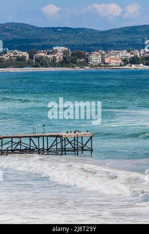 Alte, verlassene Anlegestelle, die über dem Meer verrottet Stockfoto