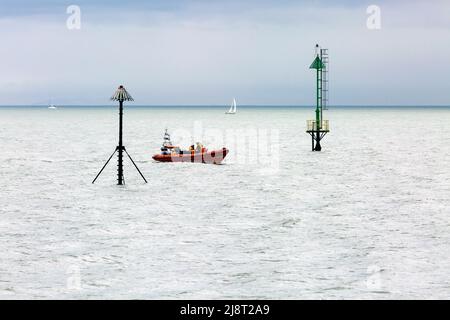 RNLI-Rettungsboot im Meer in Minehead, Somerset, Großbritannien Stockfoto