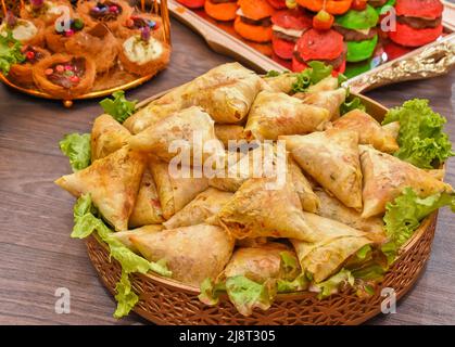 Nahaufnahme von indischen Samosas, Filo-Gebäck-Päckchen mit Fleisch- oder Gemüsefüllungen. Stockfoto