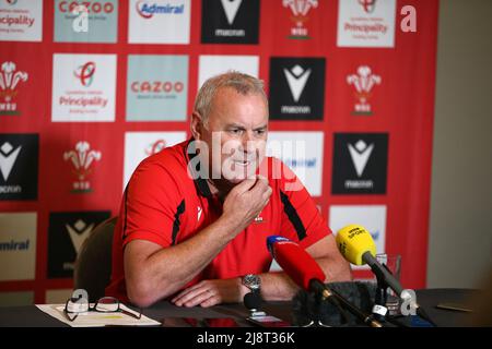 Cardiff, Großbritannien. 18.. Mai 2022. Wayne Pivac, der Cheftrainer des Rugby-Teams in Wales, spricht mit den Medien. Pressekonferenz der Rugby-Mannschaft von Wales am Mittwoch, den 18.. Mai 2022 im Wale Resort, in der Provinz Glamorgan, Südwales. Wales Rugby Nennung der Mannschaft für die Tour von Südafrika in diesem Sommer. PIC von Andrew Orchard / Andrew Orchard Sport Fotografie / Alamy Live News Kredit: Andrew Orchard Sport Fotografie / Alamy Live News Stockfoto