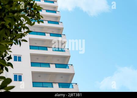 Moderne geräumige Balkone in Wohngebäuden in der Türkei. Speicherplatz kopieren. Stockfoto