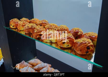 Frisch Gebackene Croissants. Warme, frische Buttercroissants und Brötchen. Französische und amerikanische Croissants und Backwaren werden weltweit genossen. Stockfoto