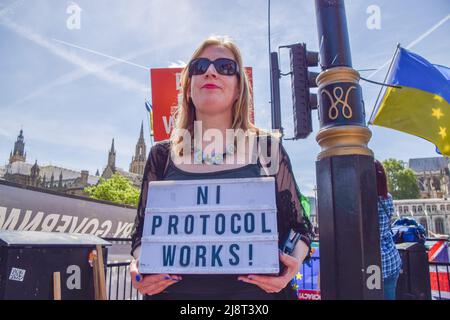 London, Großbritannien. 18. Mai 2022. Anti-Brexit-Demonstranten versammelten sich vor dem Parlament als Reaktion auf Berichte, dass die Regierung plant, das Nordirland-Protokoll zu ändern. Kredit: Vuk Valcic/Alamy Live Nachrichten Stockfoto