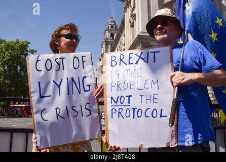London, Großbritannien. 18. Mai 2022. Anti-Brexit-Demonstranten versammelten sich vor dem Parlament als Reaktion auf Berichte, dass die Regierung plant, das Nordirland-Protokoll zu ändern. Kredit: Vuk Valcic/Alamy Live Nachrichten Stockfoto