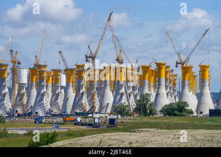 Frankreich. 18.. Mai 2022. Fernansicht von Nacelles für die Offshore-Parks Saint Brieuc, Fécamp und Courseulles sur mer, die am 16. Mai 2022 im Hafen von Le Havre, Frankreich, gebaut werden. Foto von Francis Petit/ABACAPRESS.COM Quelle: Abaca Press/Alamy Live News Stockfoto