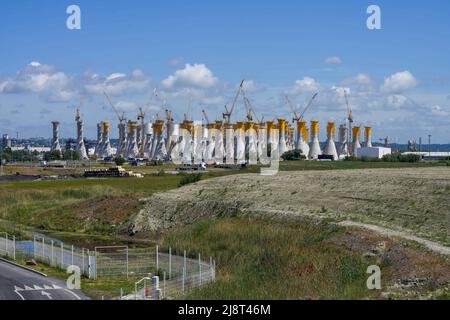 Frankreich. 18.. Mai 2022. Fernansicht von Nacelles für die Offshore-Parks Saint Brieuc, Fécamp und Courseulles sur mer, die am 16. Mai 2022 im Hafen von Le Havre, Frankreich, gebaut werden. Foto von Francis Petit/ABACAPRESS.COM Quelle: Abaca Press/Alamy Live News Stockfoto