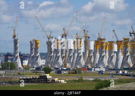 Frankreich. 18.. Mai 2022. Fernansicht von Nacelles für die Offshore-Parks Saint Brieuc, Fécamp und Courseulles sur mer, die am 16. Mai 2022 im Hafen von Le Havre, Frankreich, gebaut werden. Foto von Francis Petit/ABACAPRESS.COM Quelle: Abaca Press/Alamy Live News Stockfoto