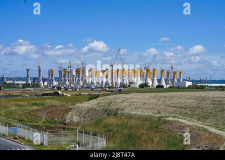 Frankreich. 18.. Mai 2022. Fernansicht von Nacelles für die Offshore-Parks Saint Brieuc, Fécamp und Courseulles sur mer, die am 16. Mai 2022 im Hafen von Le Havre, Frankreich, gebaut werden. Foto von Francis Petit/ABACAPRESS.COM Quelle: Abaca Press/Alamy Live News Stockfoto