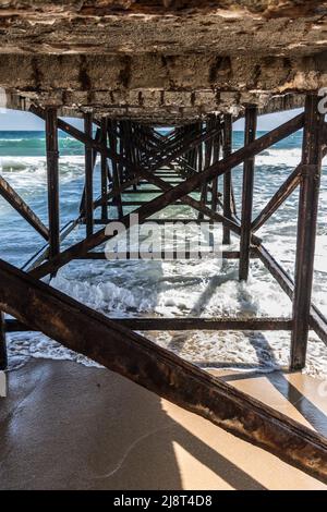 Alte, verlassene Anlegestelle, die über dem Meer verrottet Stockfoto