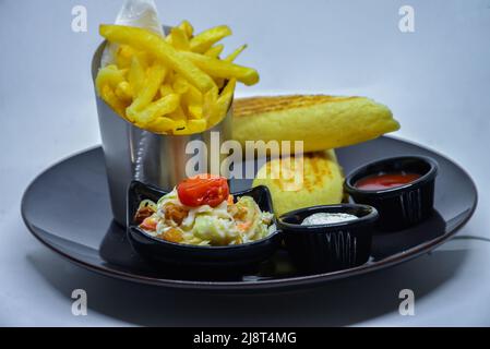 Chicken Panini mit pommes Frites mit Ketchup und Mayonnaise. Isoliert auf weißem Hintergrund Stockfoto