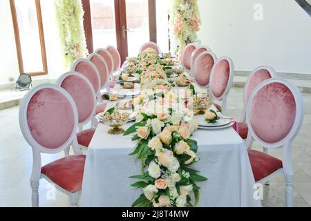 Vereinigte Arabische emirate lokale Damen Hochzeitstisch aufgestellt Stockfoto