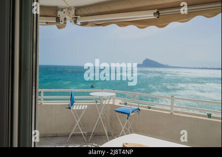 Apartment Balkon mit Blick auf das Mittelmeer in Altea, Alicante, Spanien Stockfoto