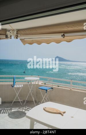 Apartment Balkon mit Blick auf das Mittelmeer in Altea, Alicante, Spanien Stockfoto