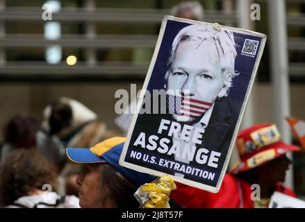 London, Großbritannien. 17.. Mai 2022. Unterstützer von Julian Assange werden vor dem britischen Innenministerium in London, Großbritannien, am 17. Mai 2022, gesehen. Hunderte von Menschen versammelten sich am Dienstag vor dem britischen Innenministerium, um gegen die Auslieferung des WikiLeaks-Gründers Julian Assange an die Vereinigten Staaten zu protestieren und sie als politisch motiviert und eine ernsthafte Bedrohung der Pressefreiheit zu verurteilen. Kredit: Li Ying/Xinhua/Alamy Live Nachrichten Stockfoto