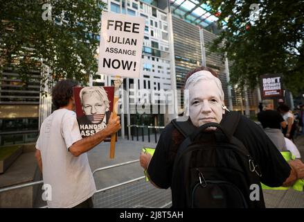 London, Großbritannien. 17.. Mai 2022. Unterstützer von Julian Assange werden vor dem britischen Innenministerium in London, Großbritannien, am 17. Mai 2022, gesehen. Hunderte von Menschen versammelten sich am Dienstag vor dem britischen Innenministerium, um gegen die Auslieferung des WikiLeaks-Gründers Julian Assange an die Vereinigten Staaten zu protestieren und sie als politisch motiviert und eine ernsthafte Bedrohung der Pressefreiheit zu verurteilen. Kredit: Li Ying/Xinhua/Alamy Live Nachrichten Stockfoto