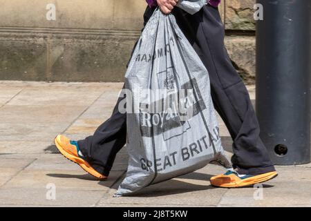 Großbritannien Paketsack der Royal Mail-Zustellung, der vom Postboten in Fishergate Preston, Großbritannien, getragen wird Stockfoto