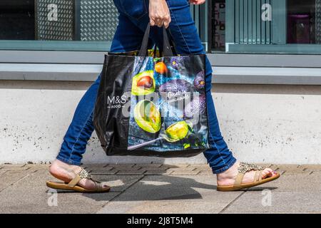 Marken und Spencer Plastiktüten; Geschäfte, Käufer & Einkaufen in Fishergate Preston, Großbritannien Stockfoto