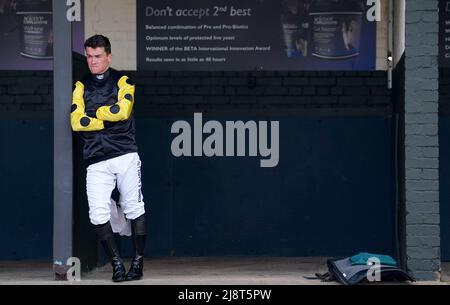 Jockey Mitchell Bastyan wartet vor dem Join Racing TV Jetzt kommen William Eborall Maiden HurdleDebece und Tristan Durrell nach Hause, um auf der Rennbahn Warwick den Logicor Crudwell Cup Open Hunters' Chase zu gewinnen. Bilddatum: Mittwoch, 18. Mai 2022. Stockfoto