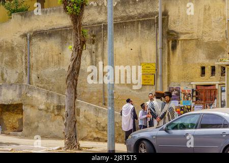 Haifa, Israel - 14. Mai 2022: Straßenszene in Geula, mit lokalen ultra-orthodoxen Juden, in Hadar HaCarmel Nachbarschaft, in Haifa, Israel Stockfoto