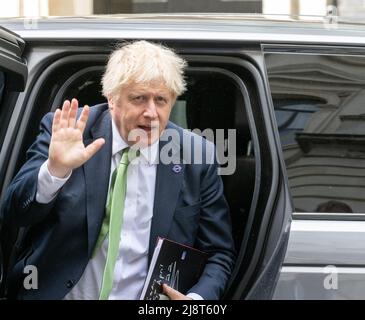 London, Großbritannien. 18.. Mai 2022. Boris Johnson, MP, Premierminister, kehrt nach PMQ's Credit: Ian Davidson/Alamy Live News in die 10 Downinbg Street zurück Stockfoto