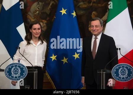 Rom, Italien. 18.. Mai 2022. Der italienische Premierminister Mario Draghi trifft die finnische Ministerpräsidentin Sanna Marin im Palazzo Chigi. Heute hat Finnland zusammen mit Schweden formell einen Antrag auf Beitritt zur NATO gestellt, der Italien bereits anschließt. Kredit: LSF Foto/Alamy Live Nachrichten Stockfoto