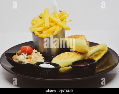 Chicken Panini mit pommes Frites mit Ketchup und Mayonnaise. Isoliert auf weißem Hintergrund Stockfoto