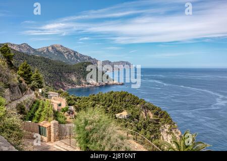 UNESCO-Weltkulturerbe Serra de Tramuntana Bergküste mit Blick auf das blaue Mittelmeer durch landwirtschaftliche Terrassen in Banyabufar Stockfoto